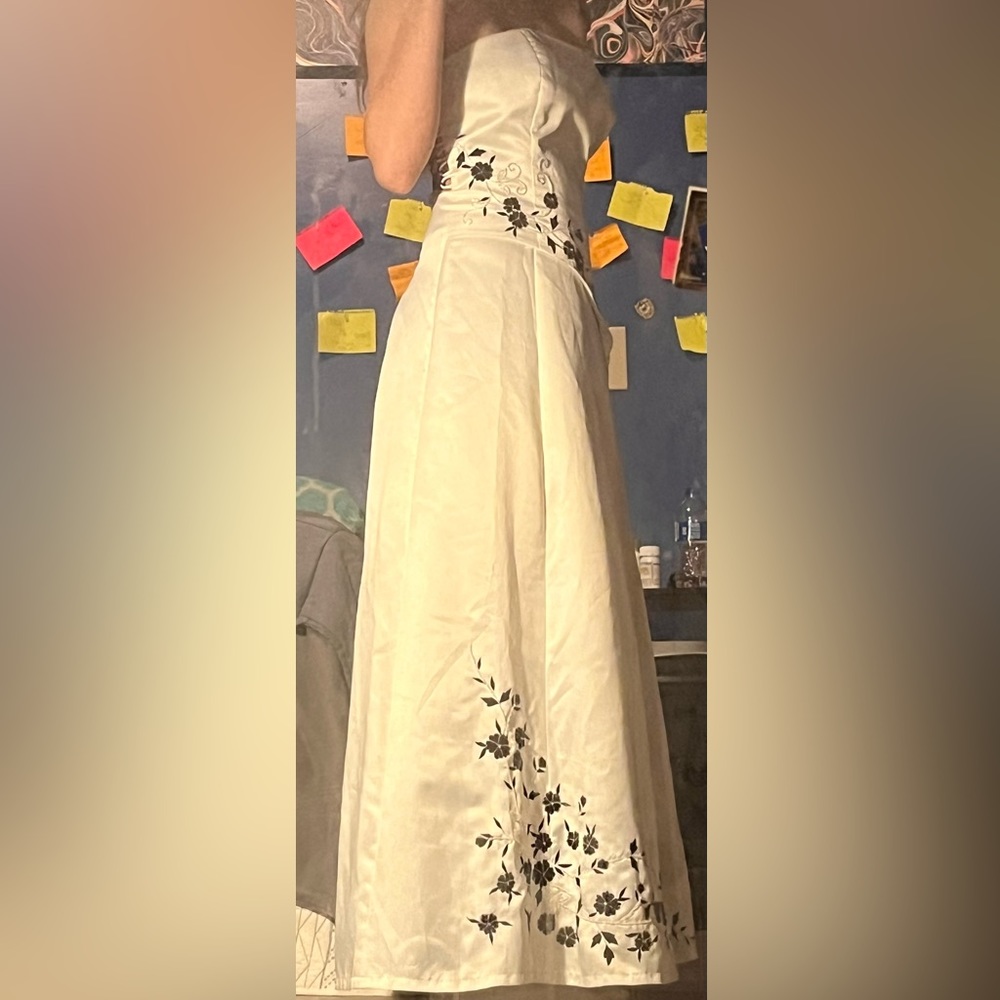 Beautiful white dress with black flowers, strapless and corset top